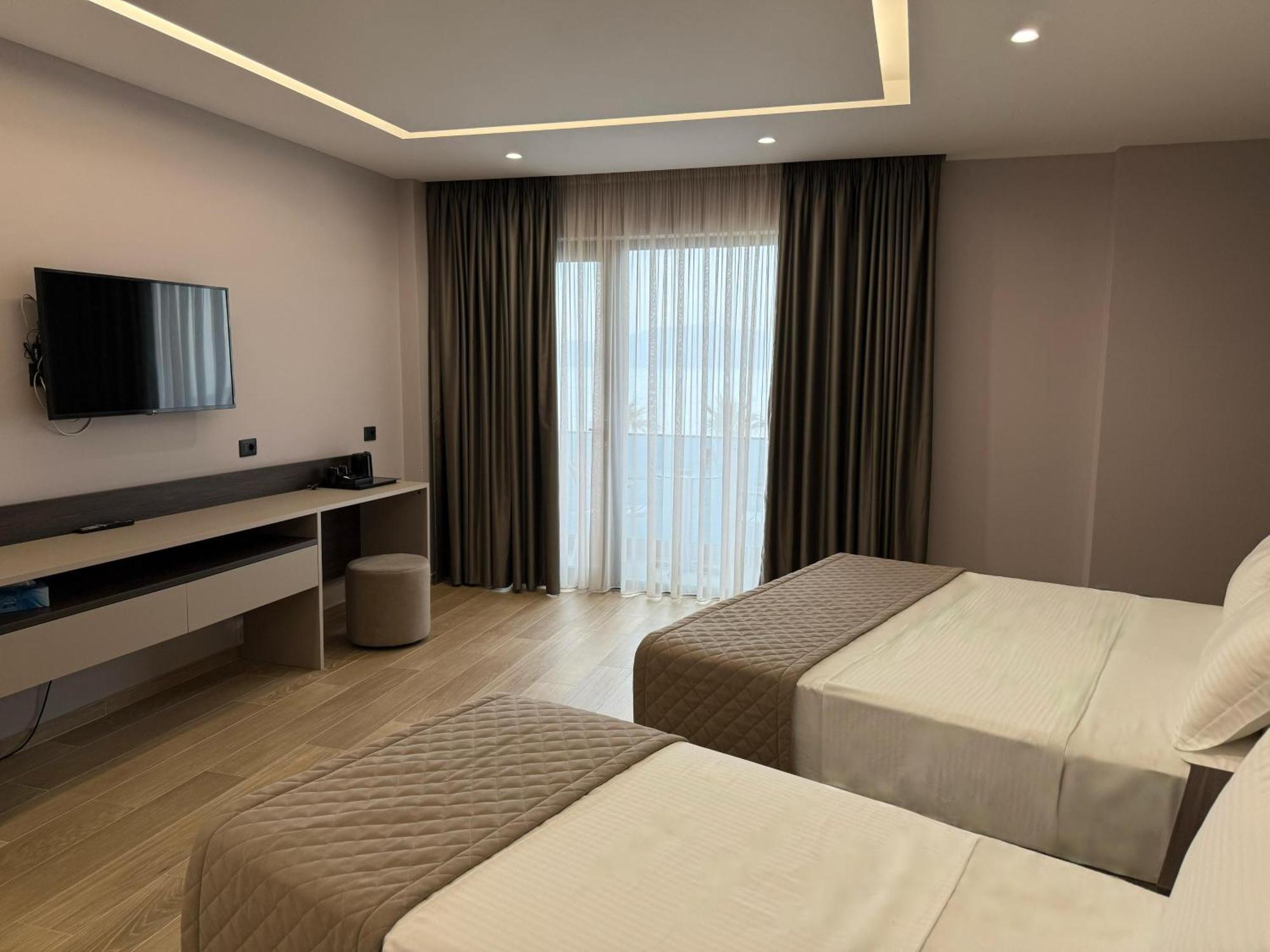 Joelle Premium Sarande